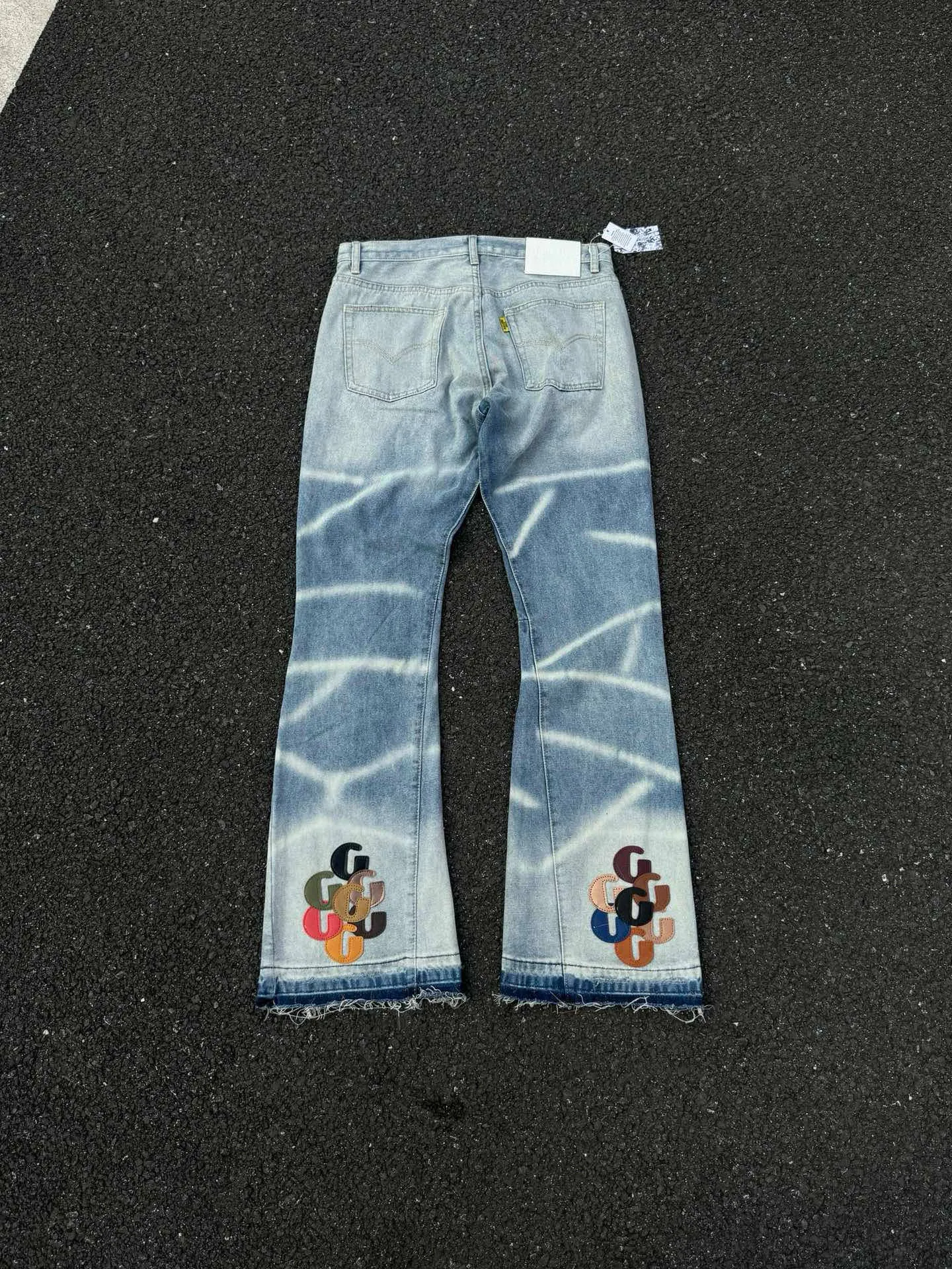 -Size upper body P240#G66 GALLERY DEPT. Denim spliced ​​with all-over printed leather ripped bell-bottoms, washed and distressed jeans. GALLERY is attracted by these bell-bottoms. Whether it is a reset of Carhartt or Levis, they all create a strong brand style. Since these pants are modified from rare vintage, the production capacity is limited. Therefore, after many icons wore them, these pants were once hard to find. Later, perhaps due to the improvement of GD's business in the past two years and the expansion of production lines, the brand itself lowered the price, so I can't wait any longer for these pants this year and will definitely buy them. During the process of the denim washing plant, the owner of the washing plant helped introduce a boss who had worked for Levi's foundry and started his own business. This also paved the way for the following styles. Therefore, Levi's remodeled single product for the base plate is really familiar. Whether it is the fabrics supplied or the lathes used in production, there is nothing to choose from. -Color: blue -Size: S-XXL (corresponding to 28-36)